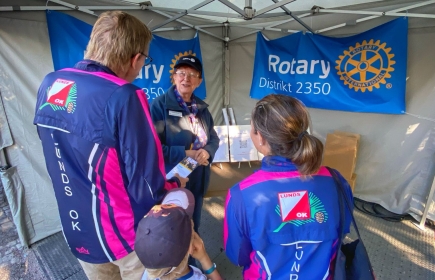 Bibbi Smide berättar om Rotary för en orienteringsfamilj från Lund.